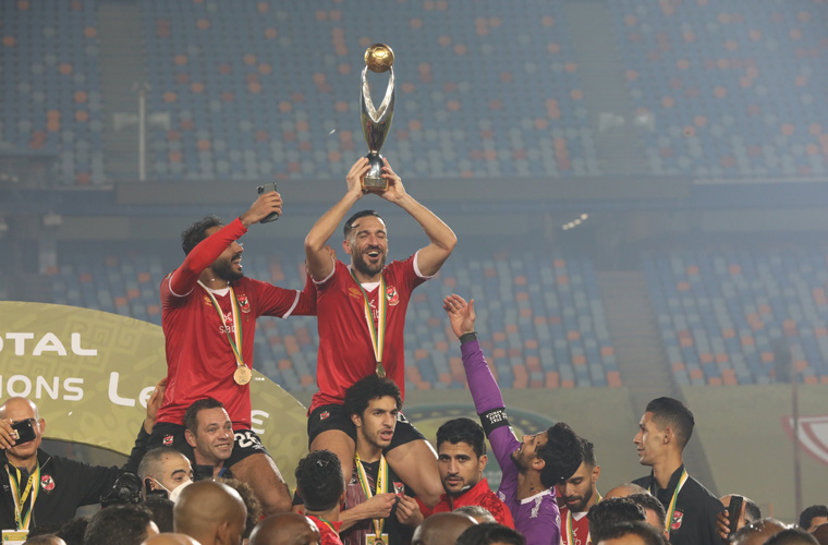 صورة الفريق مع الكأس